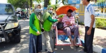 Peduli Covid-19, Alumni Ikazapo '84 Ponorogo Bagikan Sembako ke Masyarakat Kurang Mampu