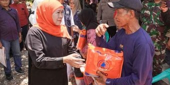Serahkan Bantuan untuk Korban Gempa Situbondo, Khofifah Tekankan Pentingnya Desa Tangguh Bencana