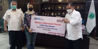 Dukung Percepatan Perbaikan Infrastruktur Pasca Bencana di Batu, PT SIG Salurkan 1.000 Karung Semen