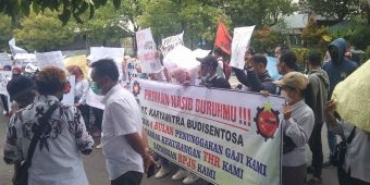 Dirumahkan Selama 4 Bulan Tanpa Kejelasan, Puluhan Buruh Pabrik di Ngawi Geruduk Kantor DPRD