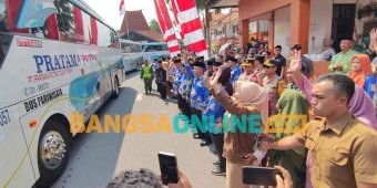 Lepas Keberangkatan 3 Kloter Jamaah Calon Haji, Bupati Mojokerto Naik ke Bus