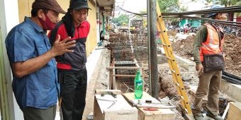 Respons Keluhan Warga, Ketua DPRD Nganjuk Sidak Proyek Trotoar di Jalan A. Yani