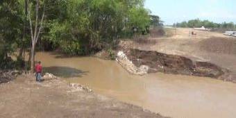 Jembatan Darurat Sungai Ketonggo di Ngawi Hanyut Diterjang Arus