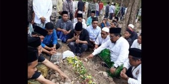 Ratusan Pelayat Iringi Pemakaman KH. As'ad Thoha
