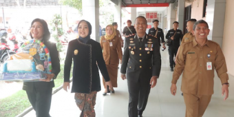 Kapolres Mojokerto Beri Hadiah untuk 3 Bayi yang Lahir Bertepatan Hari Bhayangkara ke-78