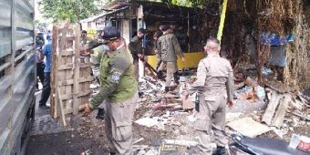 Puluhan Stand dan Bangunan Liar di Atas Saluran Sungai Jalan Darmo Indah Dibongkar