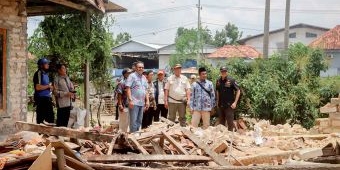 Pj Bupati Pamekasan Salurkan Bantuan untuk Warga Terdampak Angin Kencang