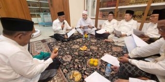 kiai-asep-pimpin-shalat-malam-istighatsah-doa-untuk-prabowo-khofifah-dan-gus-bara
