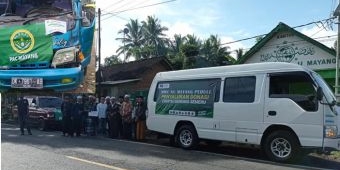 Hendak Salurkan Bantuan Korban APG Semeru, Minibus Rombongan MWC NU Mayang Jember Tabrakan
