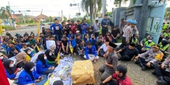 Bawa Replika Pocong, Ratusan Mahasiswa Geruduk DPRD Tuban Desak Cabut UU TNI