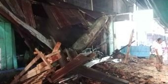 Warga Digegerkan Rumah Ambruk di Rambipuji Jember