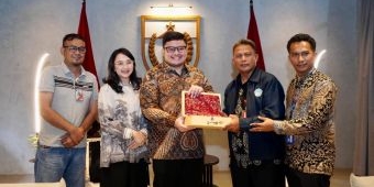 Temu Kangen, Bupati Dhito dan Annisa Video Call Guru SMAnya