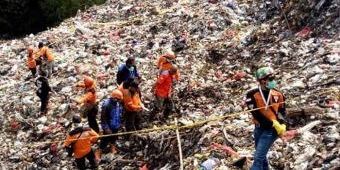 Jasad Korban Longsoran Sampah di Supit Urang Ditemukan