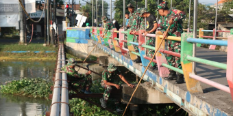 Satgas TMMD Sidoarjo Bersama Masyarakat Lakukan Bersih-bersih Sungai dan Jalan di Balongbendo