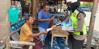 Operasi Aman Nusa II 2022, Polres Gresik Bagikan Masker dan Hand Sanitizer di Terminal Bunder