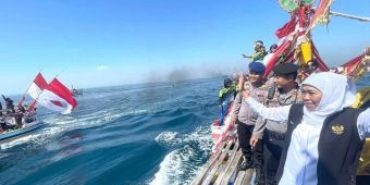 Bersama Ribuan Warga, Gubernur Khofifah Menyatu dalam Petik Laut di Kraksaan Probolinggo