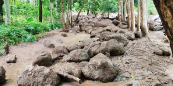 Sungai Meluap, Banjir Sebabkan Jembatan dan Jalan Akses Dua Desa di Pasuruan Rusak