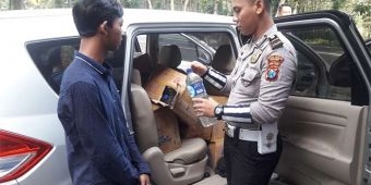 Razia, Satlantas Polres Ngawi Amankan Empat Pria Bawa Puluhan Botol Miras