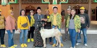 Anggota DPRD Gresik Wongso Negoro Serahkan Kurban Kambing ke 5 Masjid