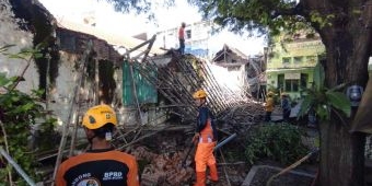 Kafe di Jalan Mastrip Kota Blitar Rusak Tertimpa Bangunan Kosong Akibat Gempa Pacitan