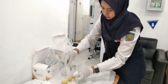 Jamin Keselamatan Penumpang, BNN dan PT KAI Tes Urine Masinis dan Kru KA di Stasiun Blitar