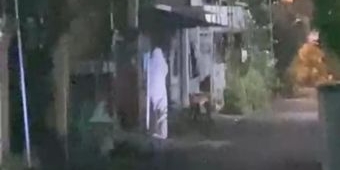 Video Viral Diduga Pocong di Gang Kampung Gegerkan Warga Lamongan