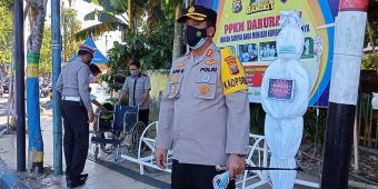 Polres Pamekasan Ajak 'Pocong' dan 'Pasien Covid-19' Bagi-bagi Masker Sambil Sosialisasi Prokes