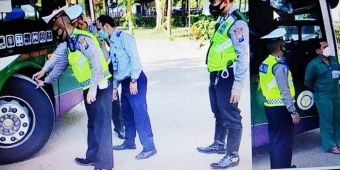 Satlantas Polres Sumenep Kerja Bareng Dishub Cek Kelaikan Bus