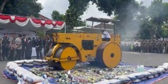 Pemkab Kediri Musnahkan Ribuan Rokok Ilegal dan Miras