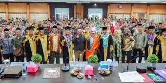 Wabup Gresik Raih Gelar Doktor dari Unesa