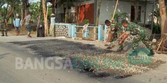 Jelang Musim Mudik, Warga dan Aparat TNI di Nganjuk Swadaya Perbaiki Jalan Alternatif yang Rusak