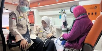 gercep-tim-dokter-ppih-temukan-jemaah-sesak-nafas-saat-sambut-kedatangan-kloter-5-jakarta
