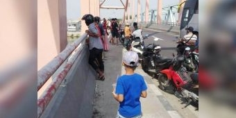 Diduga Bunuh Diri, Seorang Warga Lompat dari atas Jembatan Sembayat Manyar