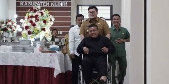 Mas Dhito Dorong Kursi Roda Ketua DPRD Kabupaten Kediri Memasuki Ruangan Sidang