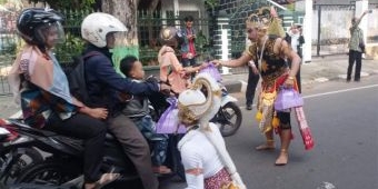 Bersama Hanoman dan Gatotkaca, BPJS Ketenagakerjaan Bagikan Takjil Kepada Masyarakat