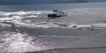 Mobil Sedan Ambles dan Terseret Ombak Belasan Meter di Pantai Cengkrong Trenggalek