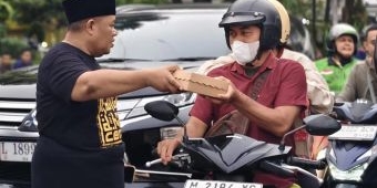 Tasyakuran Setahun Khofifah-Emil Jilid II, Relawan Baguss Tebar 1.000 Paket Takjil di Grahadi