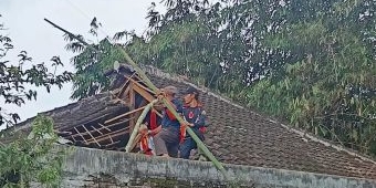 Rumah Warga Junrejo Ambruk Diterjang Hujan Deras dan Angin Kencang