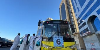 pelaksanaan-haji-hari-ke-13-lancar-74-ribu-jemaah-telah-diberangkatkan-bus-sholawat-siaga-24-jam