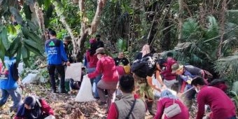 DLH Kabupaten Kediri Gelar Bersih-Bersih Sampah di Sumber Air Plosoklaten bersama Relawan
