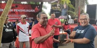 Peringati HUT Ke-50, PDI Perjuangan Kediri Gelar Penghijauan Bersama Relawan