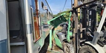 Parkir Sembarangan, Sebuah Forklift Tertemper KA Commuter Line di Gresik