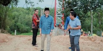 Bupati Pamekasan Pantau Pembangunan Jembatan Gantung di Desa Jambringin