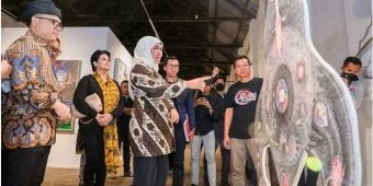 Pameran Seni Rupa ArtOs, Khofifah: Jadi Penyemangat Seniman Lokal untuk Terus Berkembang