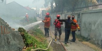 Akibat Puntung Rokok, Timbunan Sampah di Probolinggo Terbakar