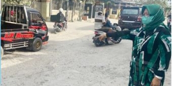 Body Nyangkut Jalan Rusak di Desa Karangpundut Benjeng, Mobdin Sedan Waka DPRD Gresik Tak Bisa Jalan