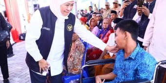 Serahkan Bantuan di Dungkek Sumenep, Gubernur Khofifah: Jadi Penguat Bantalan Sosial Bagi Masyarakat