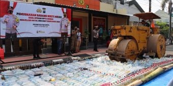 Jelang Nataru, Polres Blitar Kota Musnahkan Ribuan Botol Miras