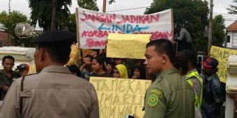 Keluarga Korban Pencabulan Bocah Warga Desa Ranu Wurung Demo PN Lumajang
