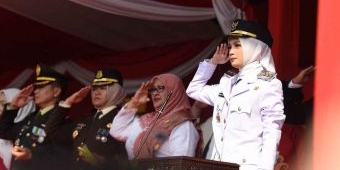 Pimpin Upacara HUT ke-80 RI, Wali Kota Kediri Serahkan Remisi dan Santunan